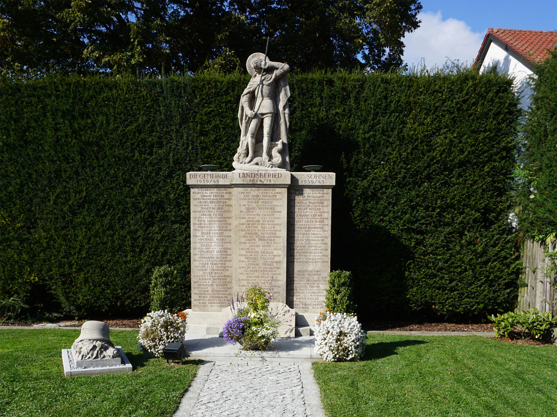 Grossansicht in neuem Fenster: Kriegerdenkmal für die Gefallenen der beiden Weltkriege