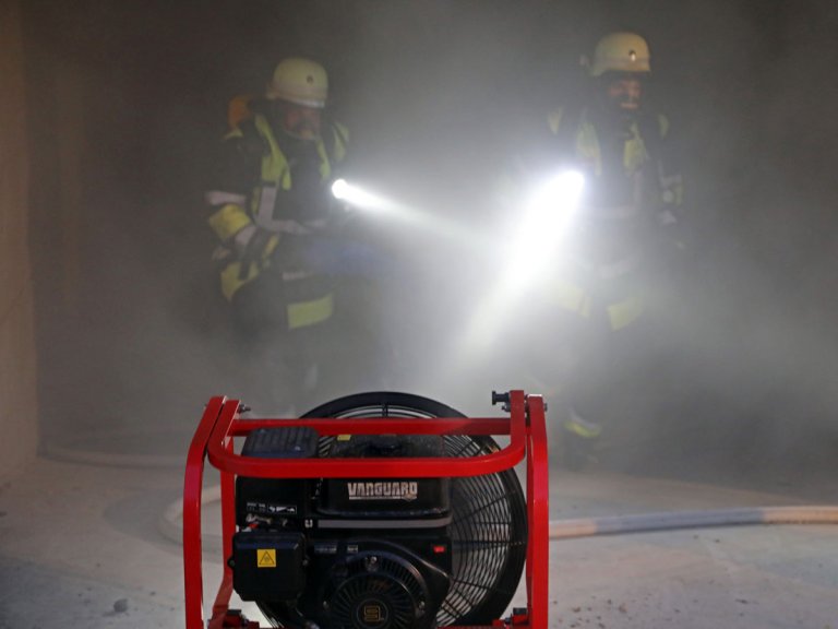 Grossansicht in neuem Fenster: Freiwillige Feuerwehr Mammendorf - Übung Tiefgarage