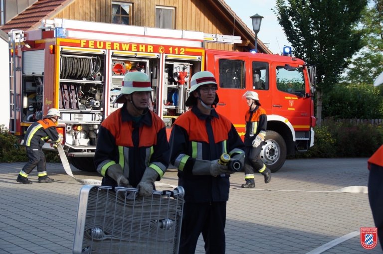 Grossansicht in neuem Fenster: Feuerwehr bei der Leistungsprüfung (1)