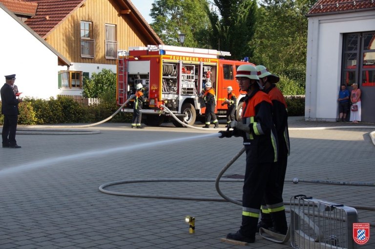 Grossansicht in neuem Fenster: Feuerwehr bei der Leistungsprüfung (3)