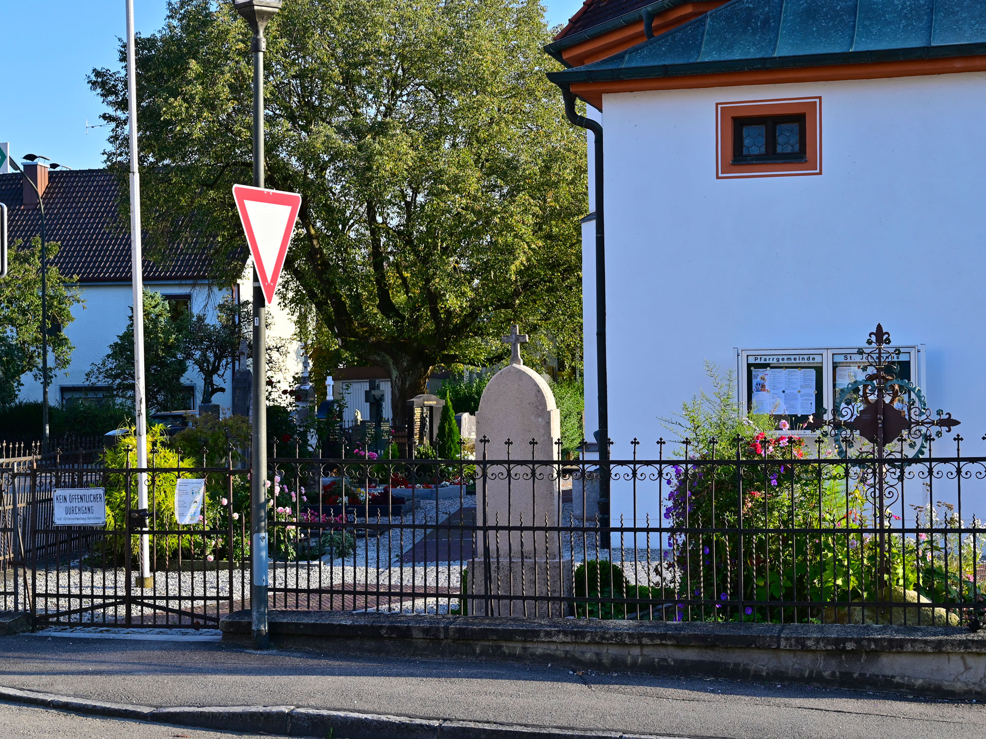 Grossansicht in neuem Fenster: Kirchlicher Friedhof Hattenhofen - Eingang