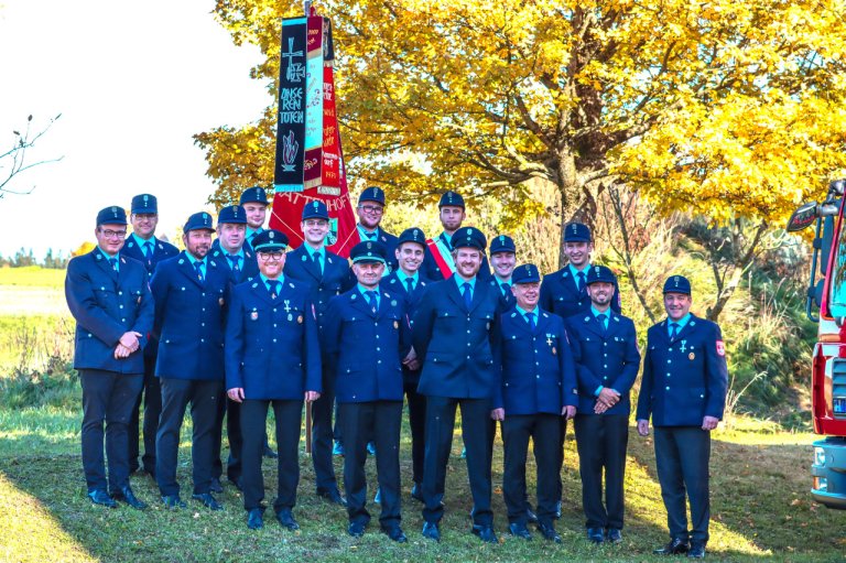 Grossansicht in neuem Fenster: Freiwillige Feuerwehr Hattenhofen - Gruppenbild der Kommandanten, Gruppenführer und Vorstand