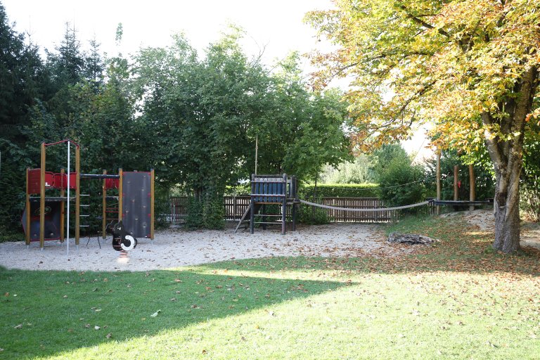 Grossansicht in neuem Fenster: Kinderspielplatz Althegnenberg (001) Grossansicht in neuem Fenster: Kinderspielplatz Althegnenberg